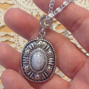 Jewelry - Necklace, off-white marbled look, new item